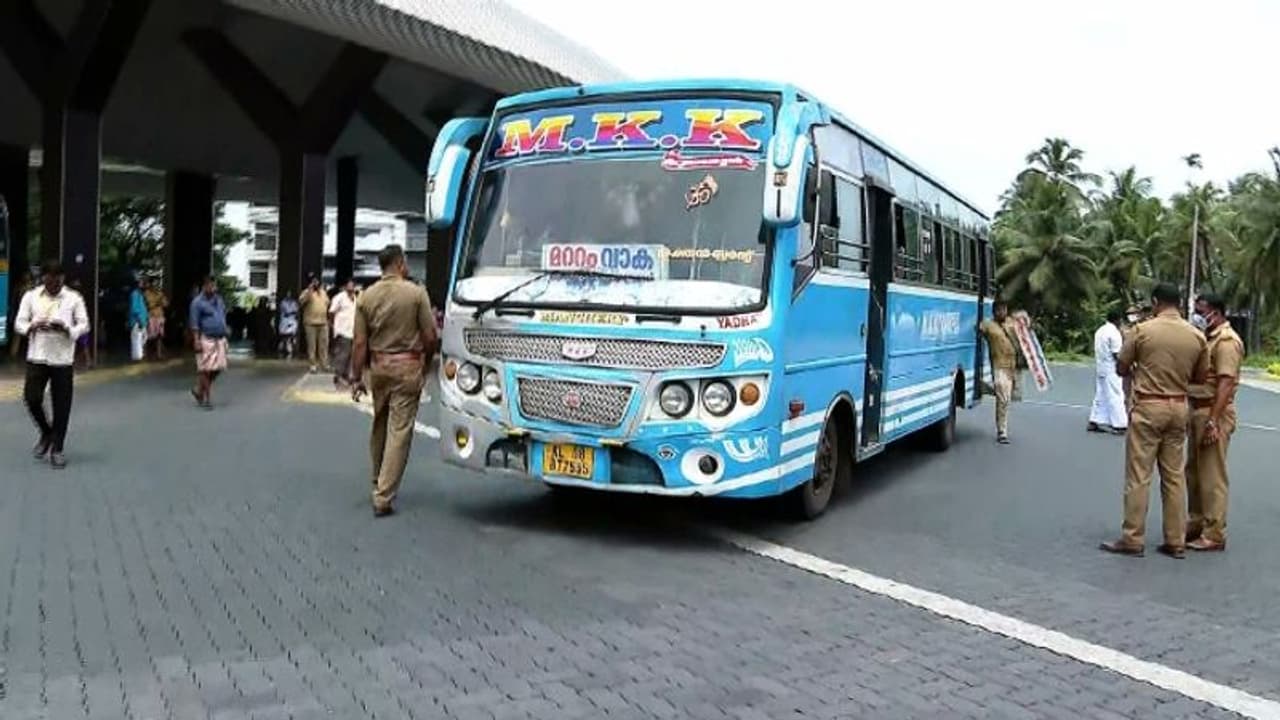 'മതി പരിശോധന, അവസാനിപ്പിച്ചില്ലെങ്കിൽ സർവീസ് നിർത്തി വയ്ക്കും'; മോട്ടോർ വാഹന വകുപ്പിനെതിരെ സ്വകാര്യ ബസുടമകൾ
