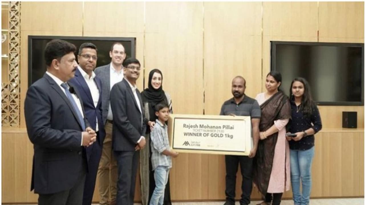 മസ്കറ്റ് ഡ്യൂട്ടി ഫ്രീ നറുക്കെടുപ്പില് മലയാളിക്ക് ഒരു കിലോ സ്വര്ണം സമ്മാനം മസ്കറ്റ് ഡ്യൂട്ടി ഫ്രീ നറുക്കെടുപ്പില് മലയാളിക്ക് ഒരു കിലോ സ്വര്ണം സമ്മാനം