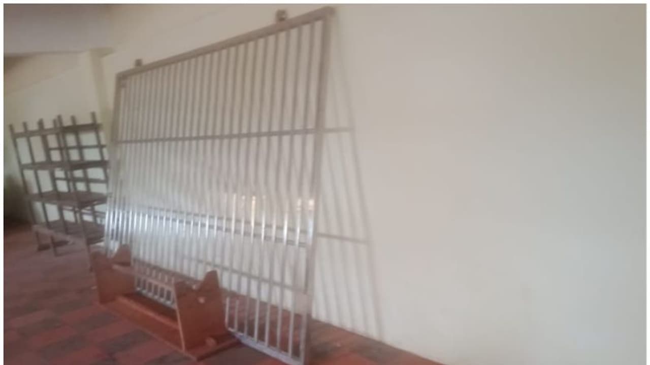 സ്കൂൾ ഗേറ്റ് തകർന്ന് വീണു, അധ്യാപികയ്ക്ക് ഗുരുതര പരിക്ക് സ്കൂൾ ഗേറ്റ് തകർന്ന് വീണു, അധ്യാപികയ്ക്ക് ഗുരുതര പരിക്ക്