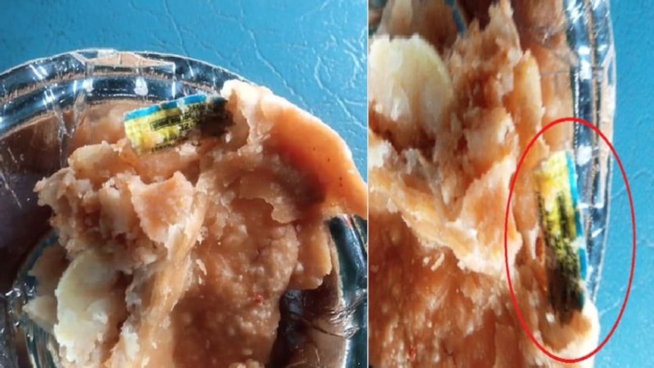 समोसा में निकला पीला पेपर तो यात्री ने IRCTC से मांगा जवाब, रेलवे पर बरपा लोगों का गुस्सा समोसा में निकला पीला पेपर तो यात्री ने IRCTC से मांगा जवाब, रेलवे पर बरपा लोगों का गुस्सा