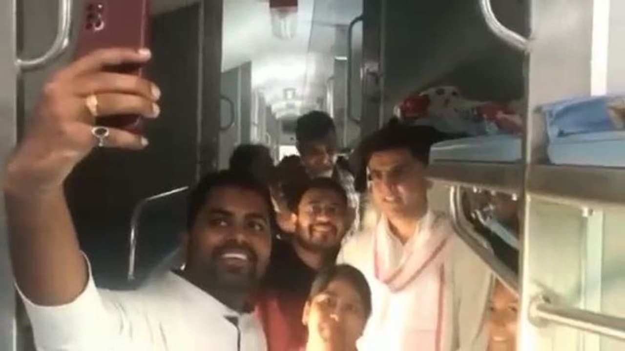 राजस्थान में अभी राजनीतिक उठापटक शांत है, तो पूर्व उपमुख्यमंत्री पायलट निकले नए सफर में, लोगों ने ली सेल्फी राजस्थान में अभी राजनीतिक उठापटक शांत है, तो पूर्व उपमुख्यमंत्री पायलट निकले नए सफर में, लोगों ने ली सेल्फी