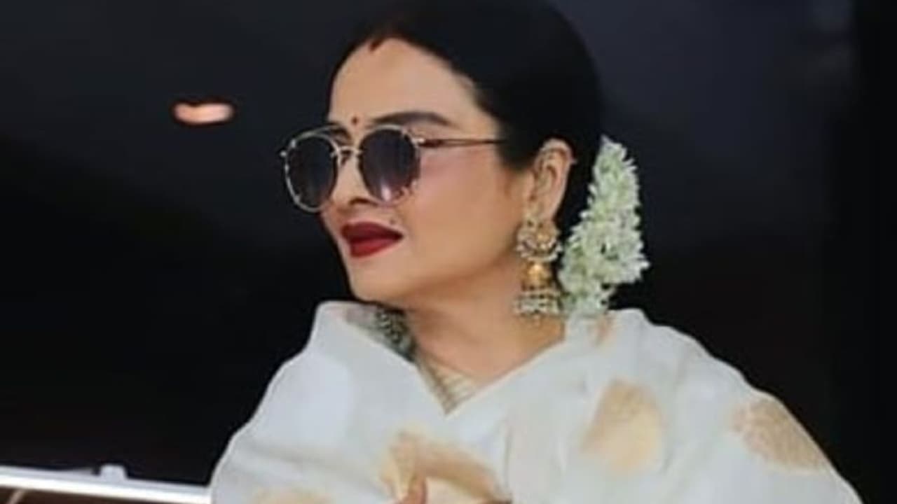 നിലപാടുകളുടേയും പ്രതിഭയുടെയും പകിട്ട് സൗന്ദര്യമേറ്റുന്ന രേഖ