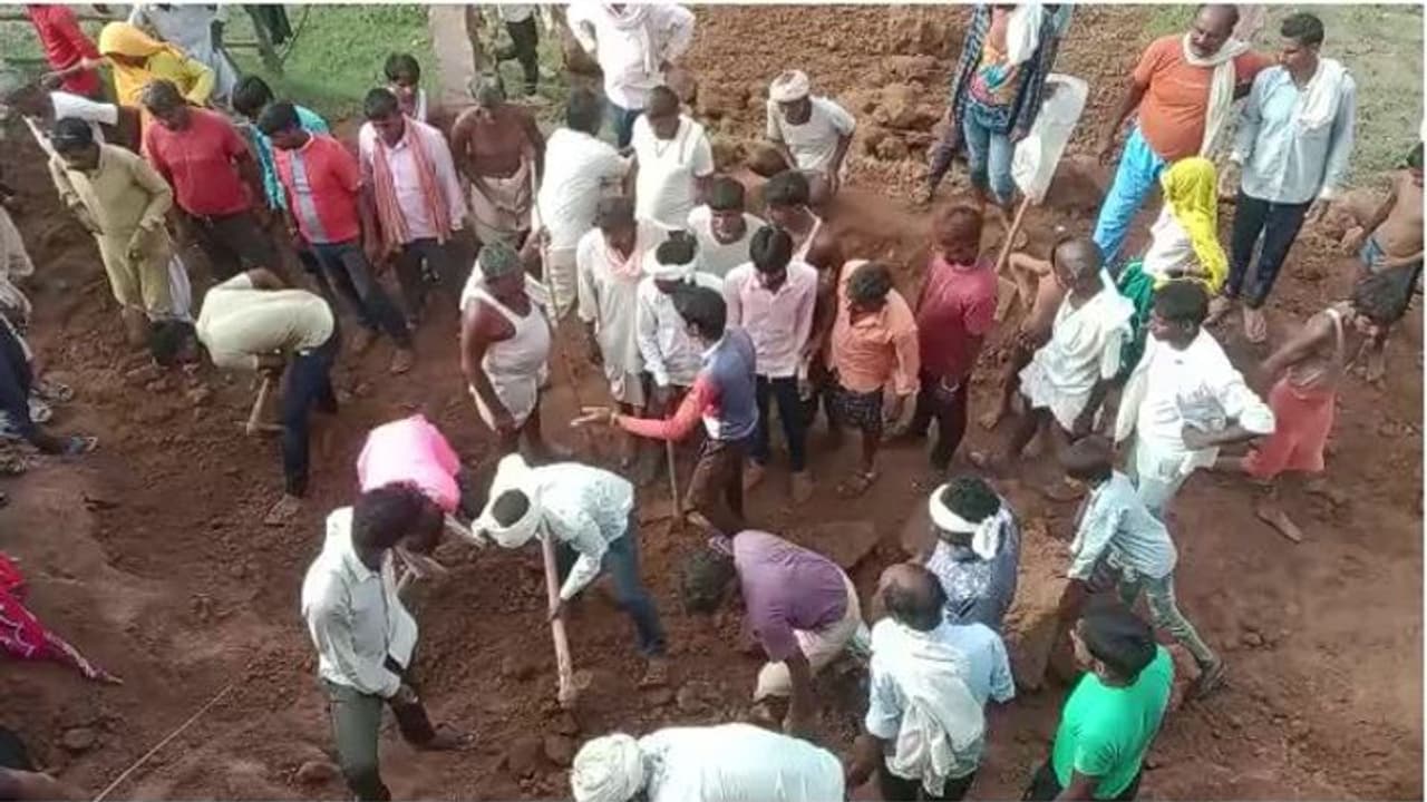 दिवाली के दीपक बनाने लेने गई थी मिट्टी, अचानक गिरे टीले ने बना दी 10 लोगों की कब्र, 6 की हुई मौत दिवाली के दीपक बनाने लेने गई थी मिट्टी, अचानक गिरे टीले ने बना दी 10 लोगों की कब्र, 6 की हुई मौत
