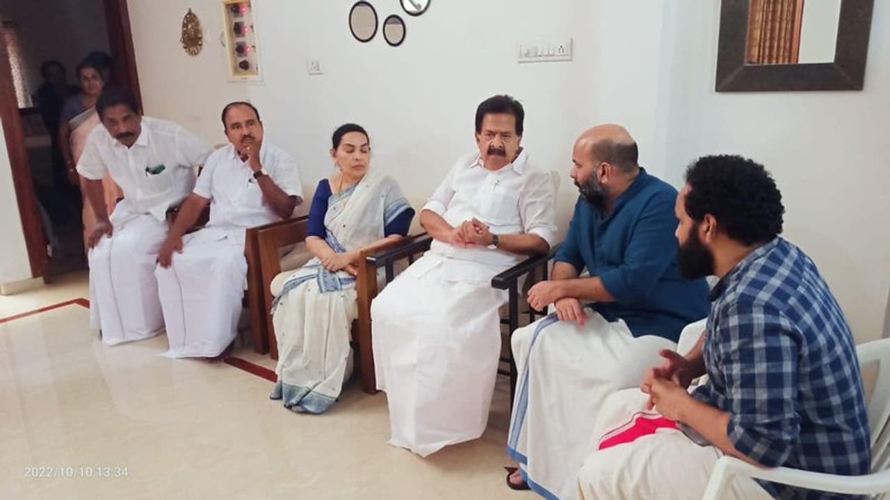 കോടിയേരിയുടെ വീട് സന്ദർശിച്ച് കുടുംബാംഗങ്ങളെ കണ്ട് രമേശ് ചെന്നിത്തല