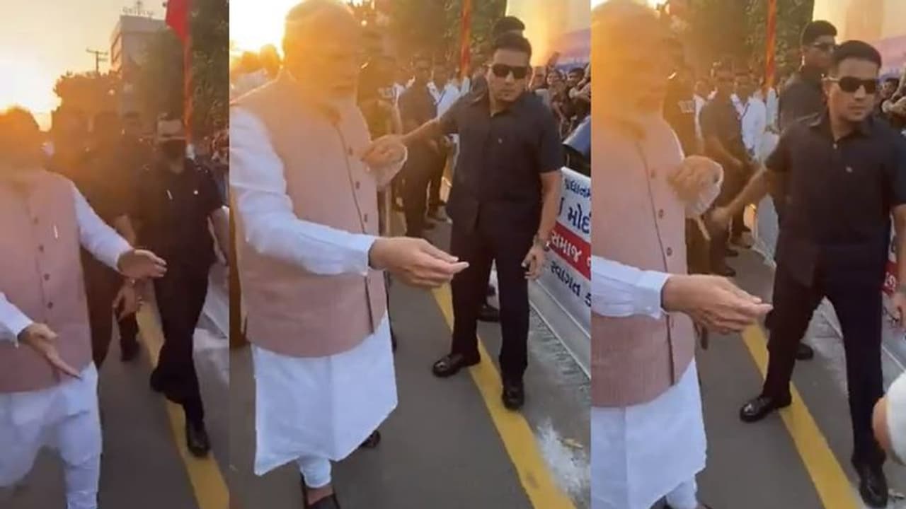 ಕಾರಿನಿಂದ ಇಳಿದು ಜನರ ಬಳಿ ಸಾಗಿದ ಪ್ರಧಾನಿ ನರೇಂದ್ರ ಮೋದಿ: ಚಡಪಡಿಸಿದ ಭದ್ರತಾ ಸಿಬ್ಬಂದಿ