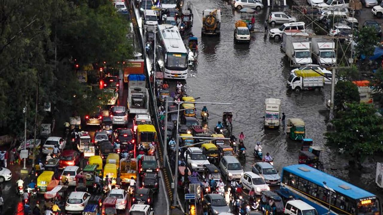 Rain Alert: ಮುಂದಿನ ಮೂರು ಗಂಟೆಗಳಲ್ಲಿ ಗುಡುಗು ಸಹಿತ ಭಾರೀ ಮಳೆ ಮುನ್ಸೂಚನೆ! Rain Alert: ಮುಂದಿನ ಮೂರು ಗಂಟೆಗಳಲ್ಲಿ ಗುಡುಗು ಸಹಿತ ಭಾರೀ ಮಳೆ ಮುನ್ಸೂಚನೆ!