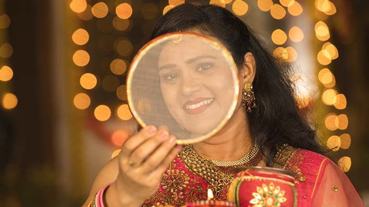 Karva Chauth 2022: करवा चौथ पर पति पत्नी दोनों करें ये 5 उपाय, लव लाइफ में बना रहेगा रोमांस