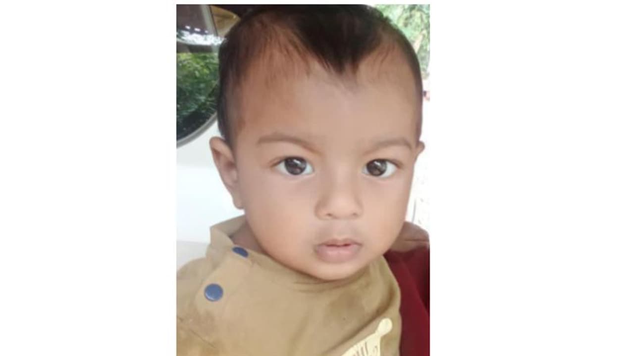 മുറ്റത്ത് കളിക്കുന്നതിനിടെ തുറന്ന് കിടന്ന ഗേറ്റിലൂടെ റോഡിലേക്കിറങ്ങി; വാഹനം തട്ടി, ഒരുവയസുകാരന് ദാരുണാന്ത്യം മുറ്റത്ത് കളിക്കുന്നതിനിടെ തുറന്ന് കിടന്ന ഗേറ്റിലൂടെ റോഡിലേക്കിറങ്ങി; വാഹനം തട്ടി, ഒരുവയസുകാരന് ദാരുണാന്ത്യം