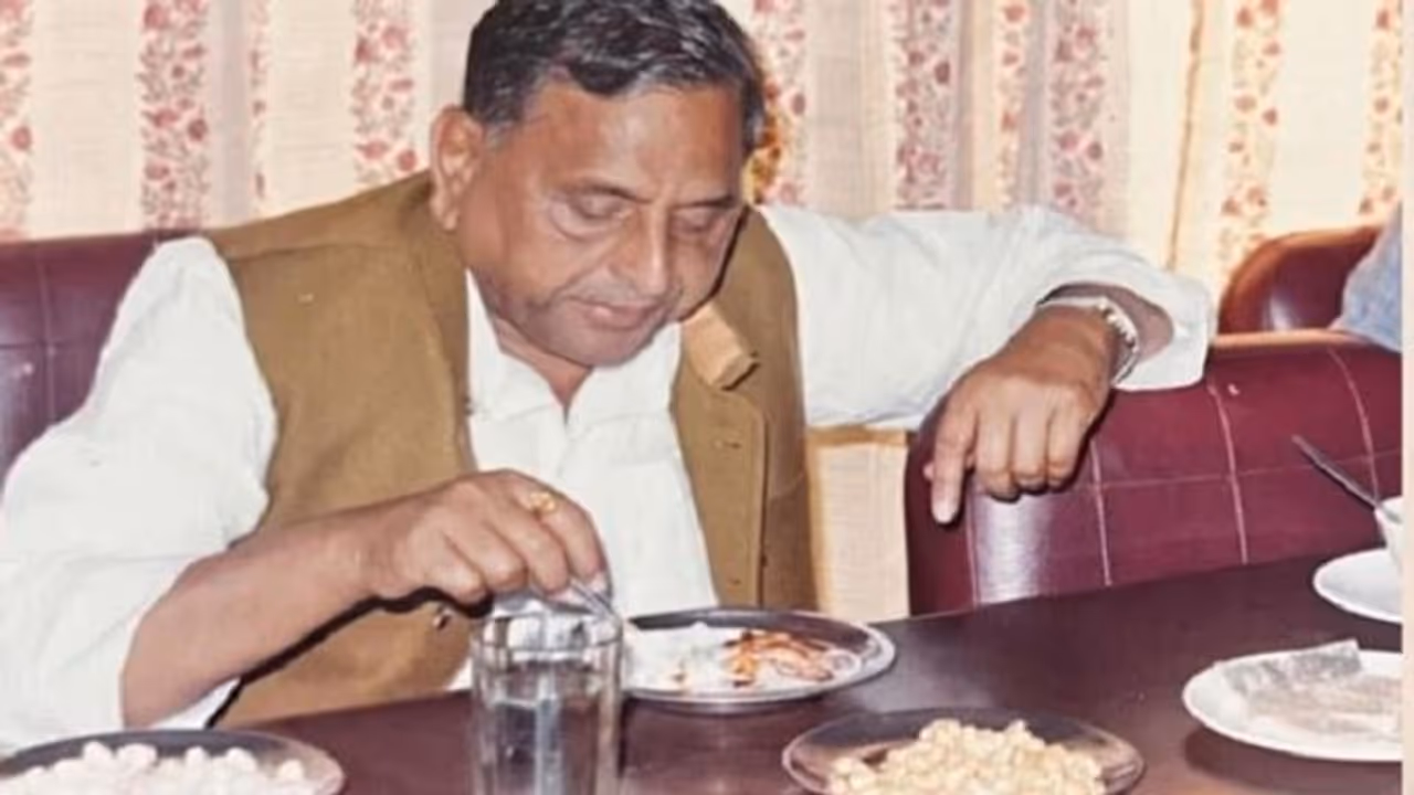 नेताजी की एंबेसडर में भरवाया था 50 रुपए का पेट्रोल, मुलायम सिंह यादव के करीबियों ने सुनाई संघर्ष की दास्तां