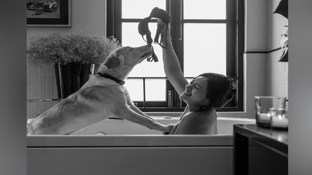 बाथरूम से प्राइवेट PHOTO शेयर कर फंसी TV की ये हसीना, हाथ में ब्रा लिए देख लोगों ने खोया आपा बाथरूम से प्राइवेट PHOTO शेयर कर फंसी TV की ये हसीना, हाथ में ब्रा लिए देख लोगों ने खोया आपा