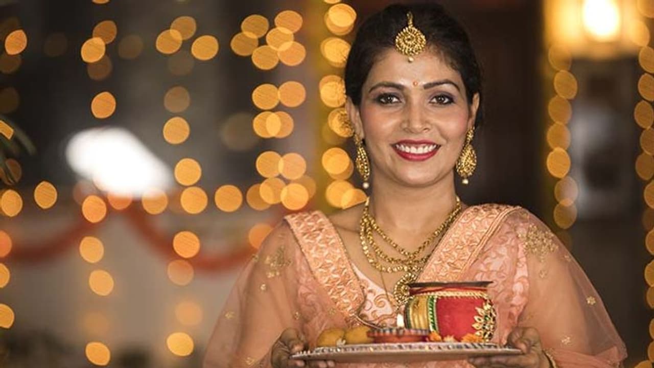 Karwa Chauth 2022: करवा चौथ की थाली में क्या क्या चीजें जरूर होनी चाहिए? यहां जानें पूरी लिस्ट Karwa Chauth 2022: करवा चौथ की थाली में क्या क्या चीजें जरूर होनी चाहिए? यहां जानें पूरी लिस्ट