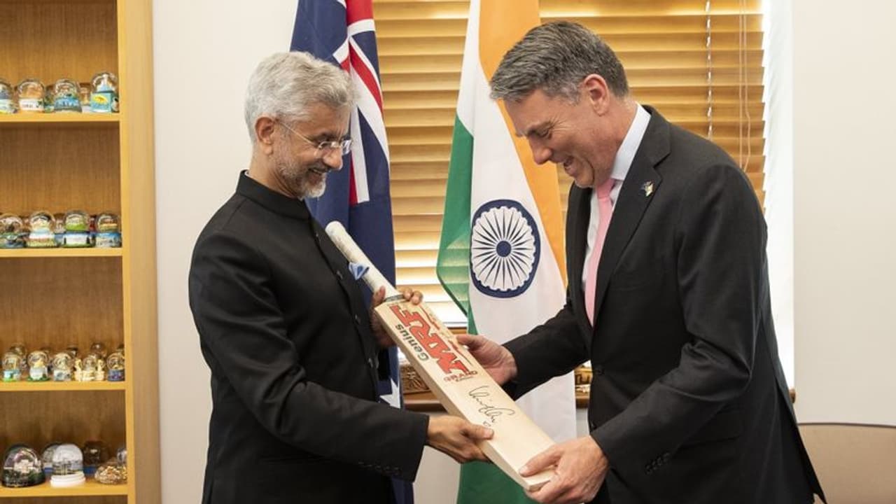 विदेश मंत्री ने ऑस्ट्रेलियाई डिप्टी पीएम को भेंट किया कोहली का साइन किया बल्ला, हैरान रह गए रिर्चड मार्लेस