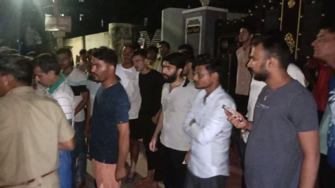 किडनैपर के चुंगल से बचने के लिए बनी झांसी की रानी, अकेले ही भिड़ी, फिर भीड़ ने भी सिखाया सबक किडनैपर के चुंगल से बचने के लिए बनी झांसी की रानी, अकेले ही भिड़ी, फिर भीड़ ने भी सिखाया सबक