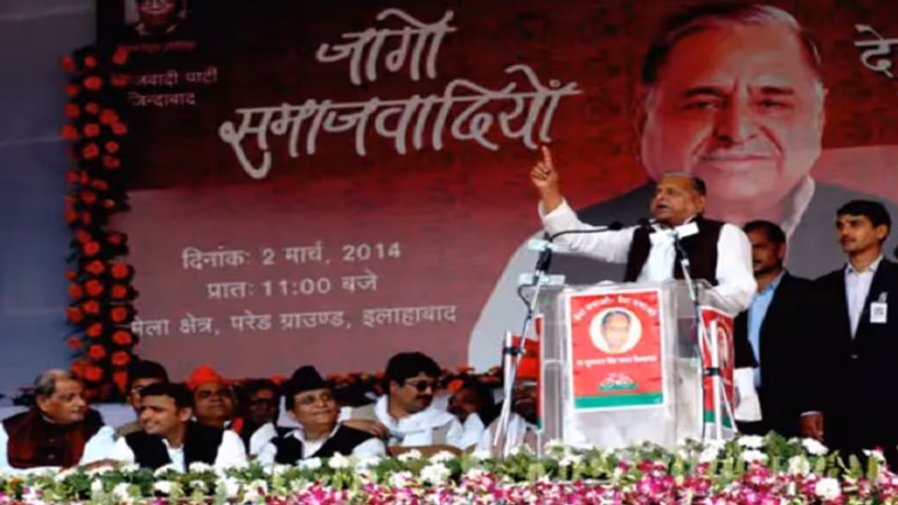 नेताजी ने अंग्रेजी भाषा को कर दिया था बैन, जानिए सूट पैंट पहने नेताओं को क्यों डांट देते थे मुलायम सिंह यादव नेताजी ने अंग्रेजी भाषा को कर दिया था बैन, जानिए सूट पैंट पहने नेताओं को क्यों डांट देते थे मुलायम सिंह यादव