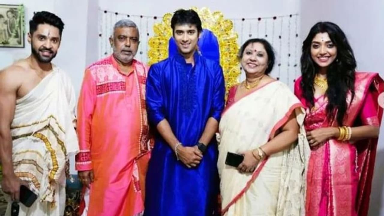 মহানায়কের লক্ষ্মীপুজোয় রেজওয়ান, সম্প্রীতির বার্তা দিলেন গৌরব মহানায়কের লক্ষ্মীপুজোয় রেজওয়ান, সম্প্রীতির বার্তা দিলেন গৌরব