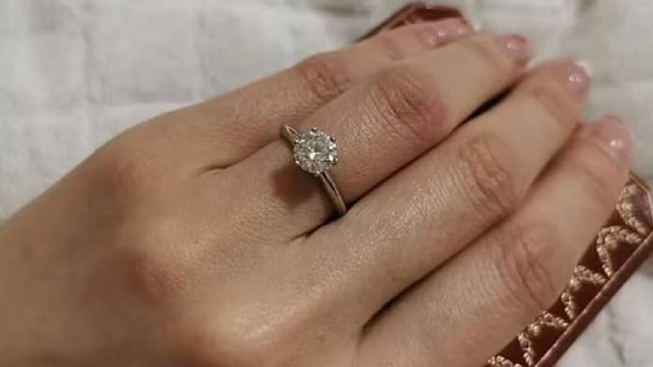 എൻഗേജ്മെന്റ് മോതിരം വിൽപനയ്ക്ക് വച്ചു, യുവതിക്ക് സോഷ്യൽ മീഡിയയിൽ വിമർശനം എൻഗേജ്മെന്റ് മോതിരം വിൽപനയ്ക്ക് വച്ചു, യുവതിക്ക് സോഷ്യൽ മീഡിയയിൽ വിമർശനം