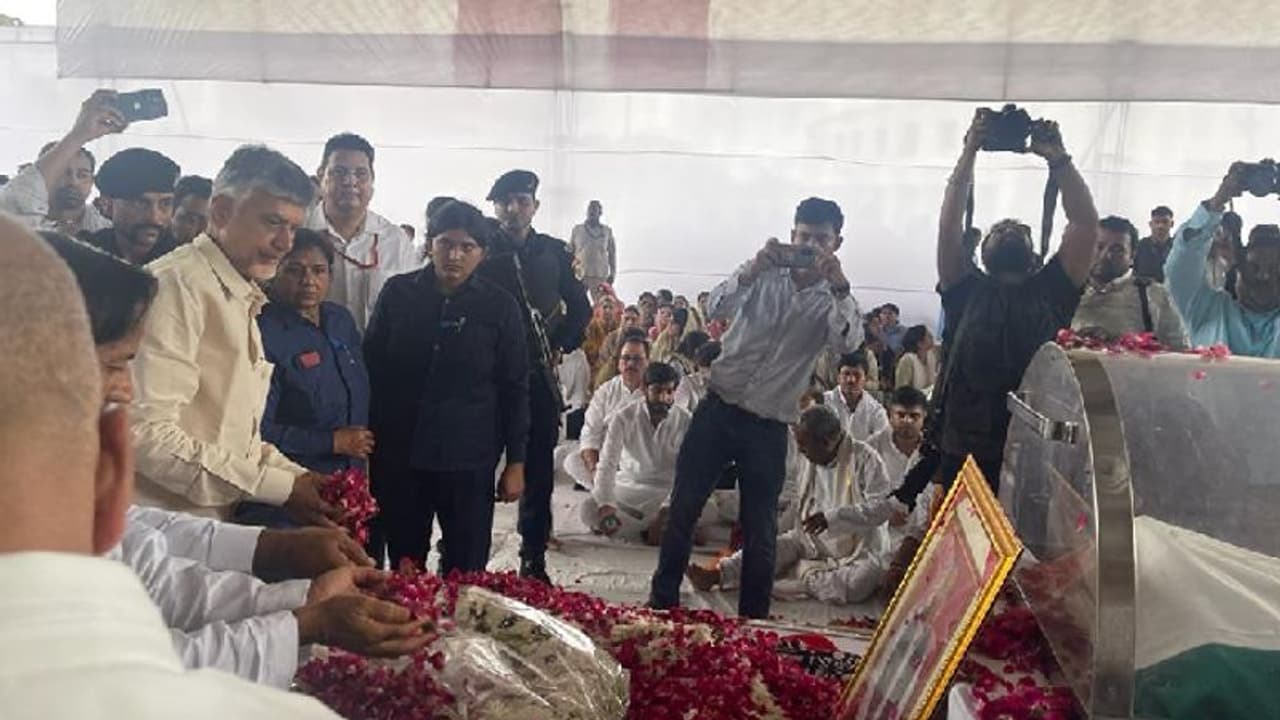 ములాయం సింగ్ యాదవ్ భౌతికకాయానికి నివాళులర్పించిన చంద్రబాబు.. కుటుంబ సభ్యులకు పరామర్శ.. ములాయం సింగ్ యాదవ్ భౌతికకాయానికి నివాళులర్పించిన చంద్రబాబు.. కుటుంబ సభ్యులకు పరామర్శ..