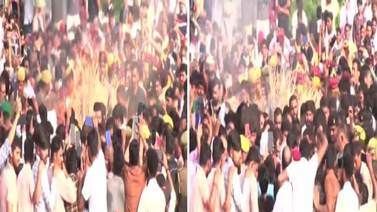 नम आंखो से दी गई मुलायम सिंह यादव को अंतिम विदाई, राजकीय सम्मान के साथ पंचतत्व में विलीन हुए नेताजी नम आंखो से दी गई मुलायम सिंह यादव को अंतिम विदाई, राजकीय सम्मान के साथ पंचतत्व में विलीन हुए नेताजी