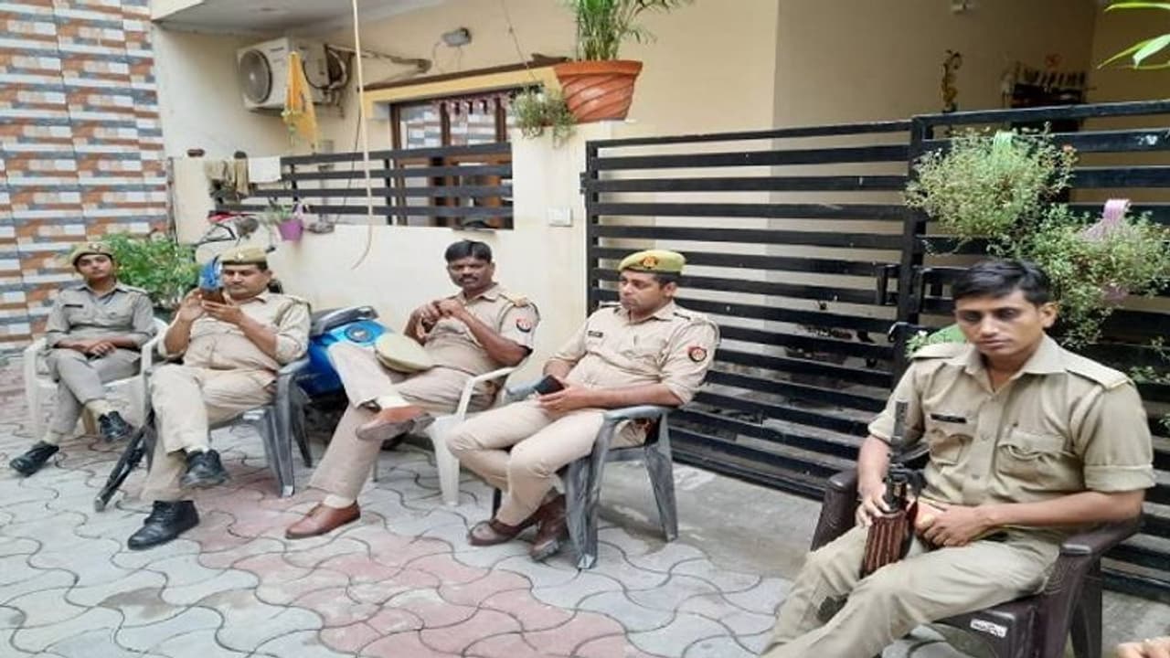 बदमाशों ने घर में घुसकर बुजुर्ग महिला के सिर पर मारी गोली, हिस्ट्रीशीटर से मृतका के भतीजे का चल रहा था विवाद बदमाशों ने घर में घुसकर बुजुर्ग महिला के सिर पर मारी गोली, हिस्ट्रीशीटर से मृतका के भतीजे का चल रहा था विवाद