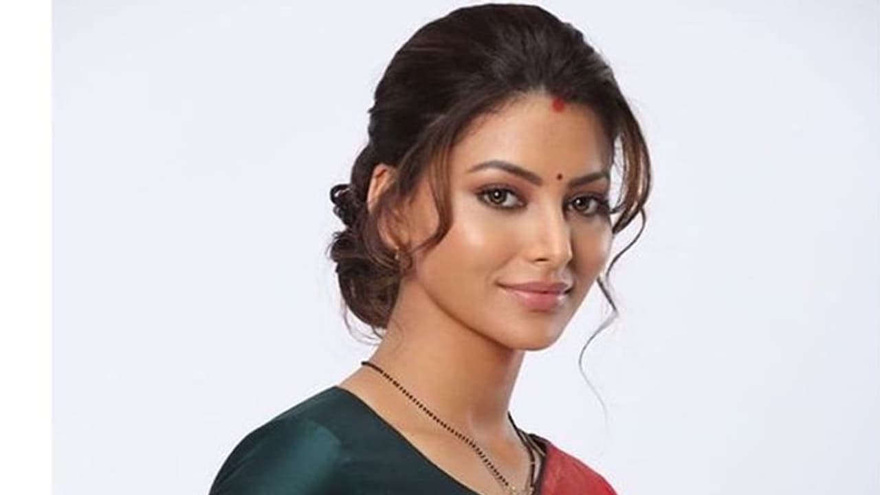 सिंदूर, मंगलसूत्र पहने दिखीं उर्वशी रौतेला, ऋषभ पंत की ओर इशारा कर लोग बोले लगी रहो भाभी जी