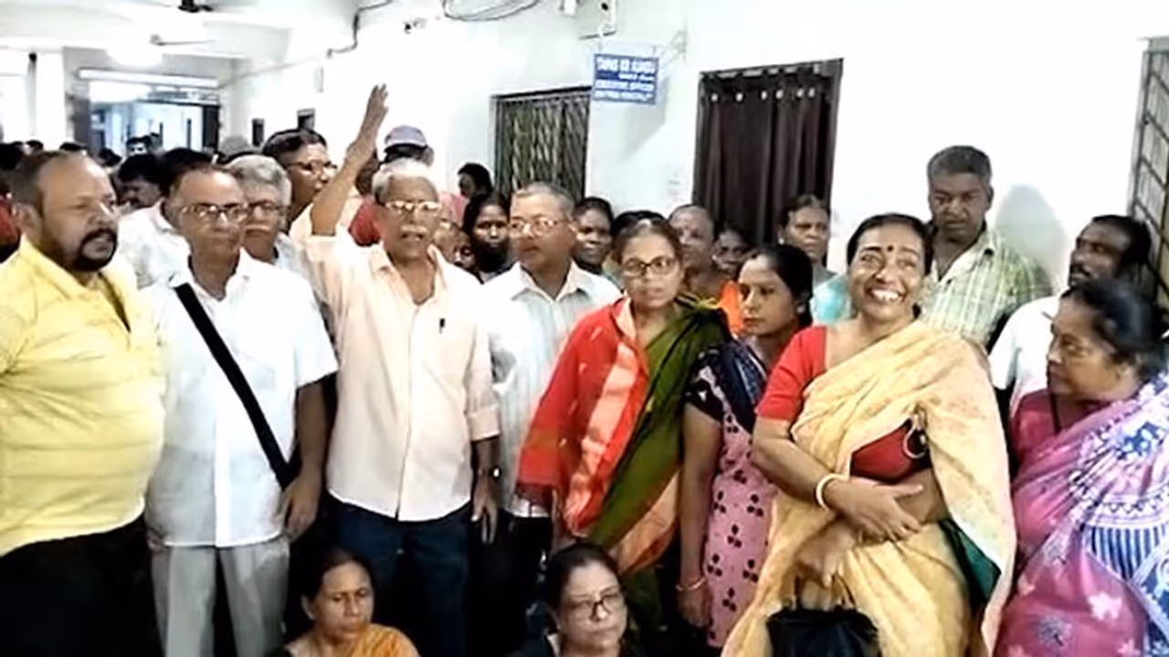কাজে আসেনি মুখ্যমন্ত্রীর আশ্বাস! পুজোর পরেও বেতন পেনশন না পেয়ে চূড়ান্ত বিক্ষোভ ভাটপাড়া পুরসভায়