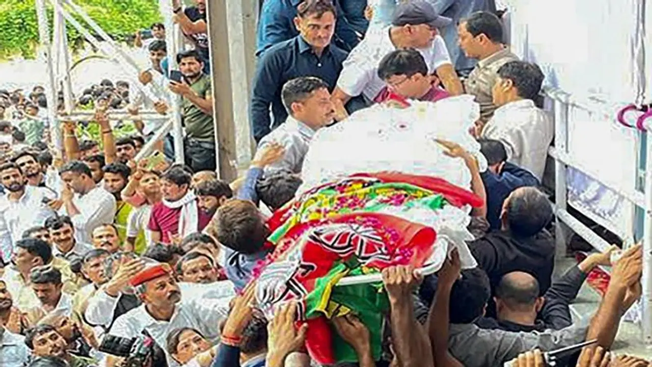 Mulayam Singh Yadav: முலாயம் சிங் யாதவ் உடல் தகனம் செய்யப்பட்டது: இறுதி அஞ்சலி செலுத்திய தலைவர்கள் விவரம்? Mulayam Singh Yadav: முலாயம் சிங் யாதவ் உடல் தகனம் செய்யப்பட்டது: இறுதி அஞ்சலி செலுத்திய தலைவர்கள் விவரம்?