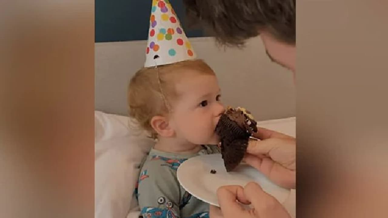 ആദ്യമായി ചോക്ലേറ്റ് കേക്ക് കഴിക്കുന്നതിന്‍റെ പ്രതികരണം; കുഞ്ഞിന്‍റെ വീഡിയോ...