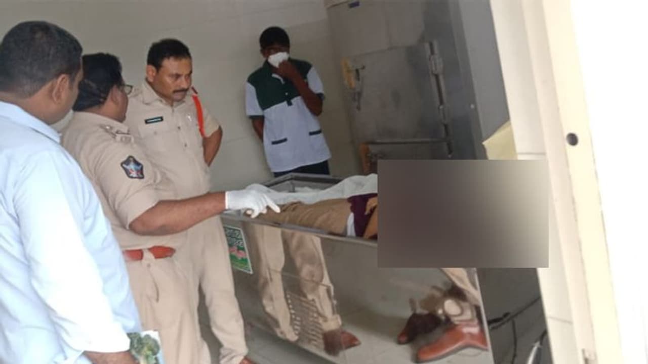 విజయవాడలోని కేఎల్ యూనివర్సిటీలో విద్యార్ధి ఆత్మహత్య.. గోప్యంగా ఆసుపత్రికి మృతదేహం విజయవాడలోని కేఎల్ యూనివర్సిటీలో విద్యార్ధి ఆత్మహత్య.. గోప్యంగా ఆసుపత్రికి మృతదేహం