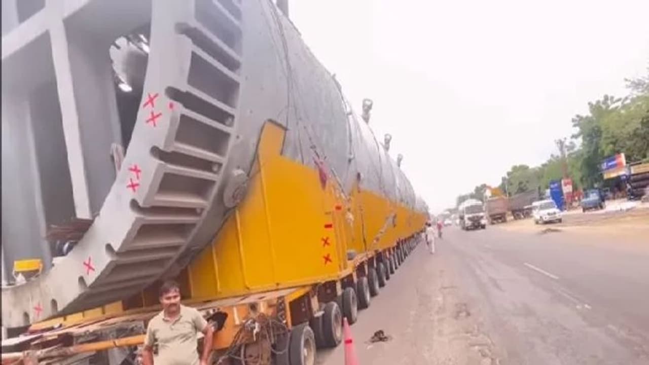 540 கிலோ மீட்டரை கடக்க இந்த டிரக்குக்கு ஒன்றரை மாதங்கள் ஆகுமாம்... காரணம் இதுதானாம்!!