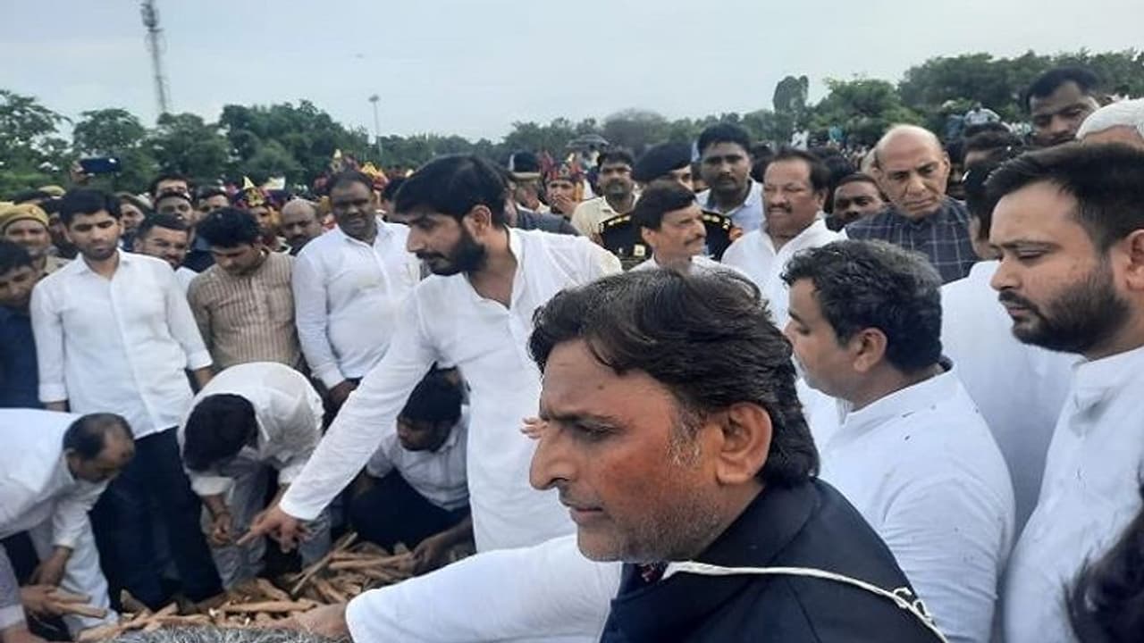 मुलायम सिंह की अंतिम विदाई पर फूट फूटकर रोये अखिलेश यादव, कहा अब अपना नहीं लग रहा सैफई मुलायम सिंह की अंतिम विदाई पर फूट फूटकर रोये अखिलेश यादव, कहा अब अपना नहीं लग रहा सैफई