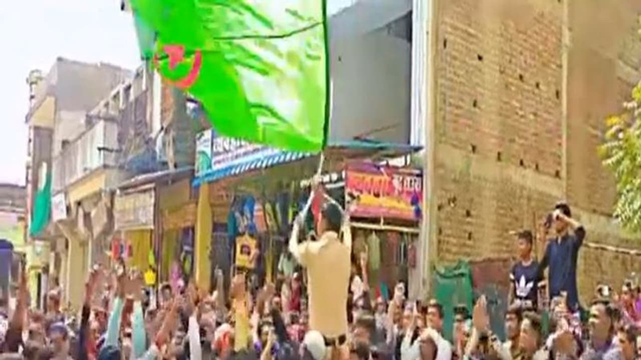 DJ की धुन पर जुलूस में इस्लामिक झंडा लहराते पुलिसकर्मी को नाचना पड़ा महंगा, जानिए क्या हुआ उसके साथ 
