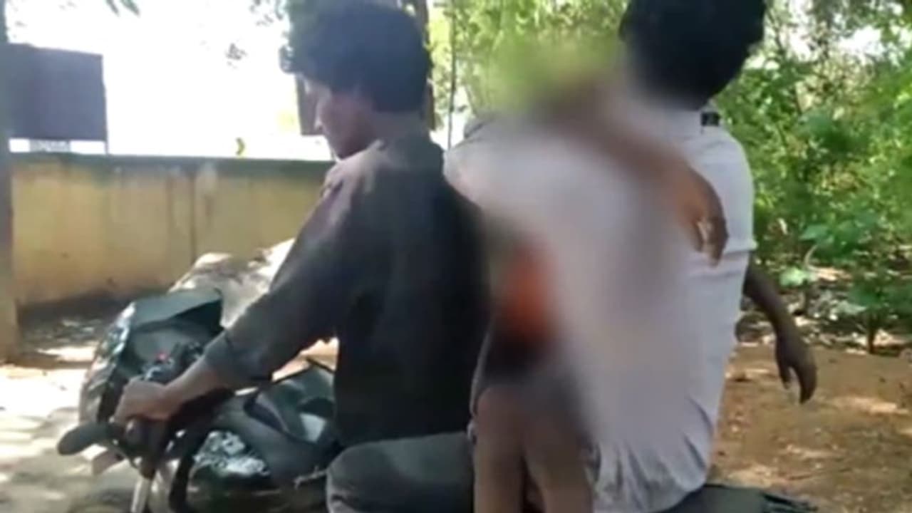 బైక్పైనే కొడుకు మృతదేహాన్ని తీసుకెళ్లిన తండ్రి.. ఆ అంబులెన్స్లు ఏమయ్యాయి : జగన్పై నారా లోకేష్ ఆగ్రహం బైక్పైనే కొడుకు మృతదేహాన్ని తీసుకెళ్లిన తండ్రి.. ఆ అంబులెన్స్లు ఏమయ్యాయి : జగన్పై నారా లోకేష్ ఆగ్రహం