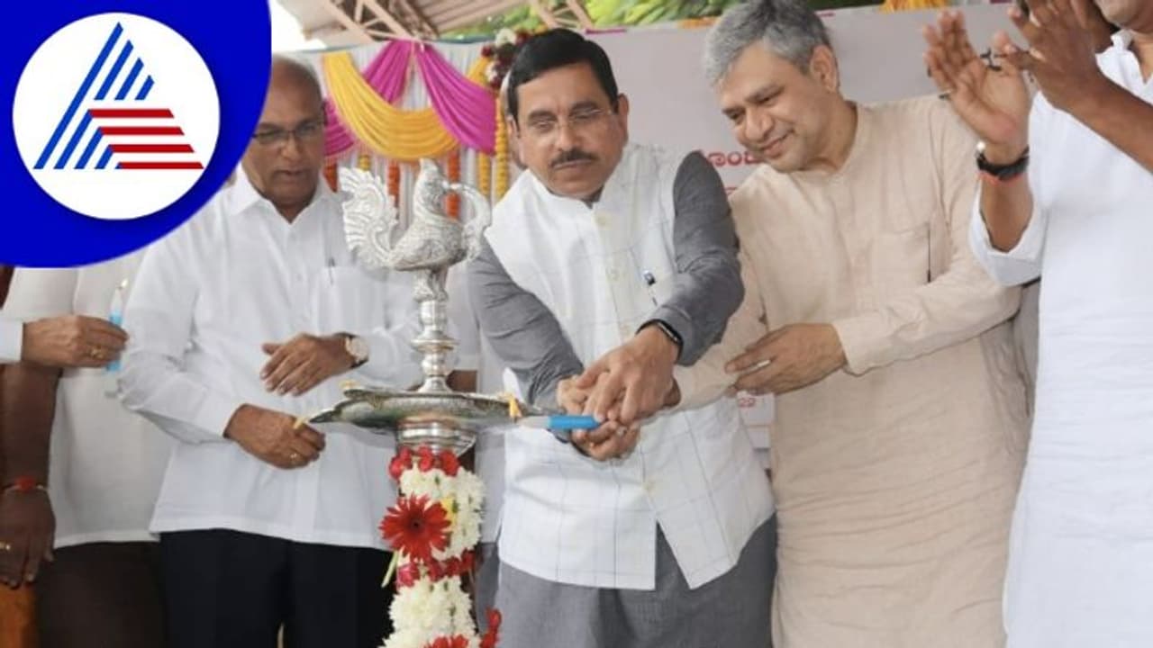 ಧಾರವಾಡ ರೈಲ್ವೆ ನಿಲ್ದಾಣ ಮೇಲ್ದರ್ಜೆಗೆ, ಕೇಂದ್ರ ರೈಲ್ವೆ ಸಚಿವರಿಂದ ಚಾಲನೆ ಧಾರವಾಡ ರೈಲ್ವೆ ನಿಲ್ದಾಣ ಮೇಲ್ದರ್ಜೆಗೆ, ಕೇಂದ್ರ ರೈಲ್ವೆ ಸಚಿವರಿಂದ ಚಾಲನೆ