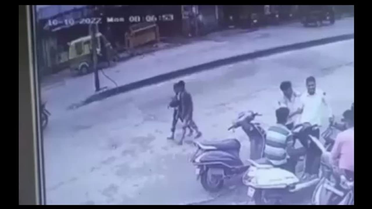 कोटा के 2 नाबालिगों की शॉकिंग हरकत, दुकान के पास कर दी ये वारदात, वीडियो हो रहा वायरल कोटा के 2 नाबालिगों की शॉकिंग हरकत, दुकान के पास कर दी ये वारदात, वीडियो हो रहा वायरल