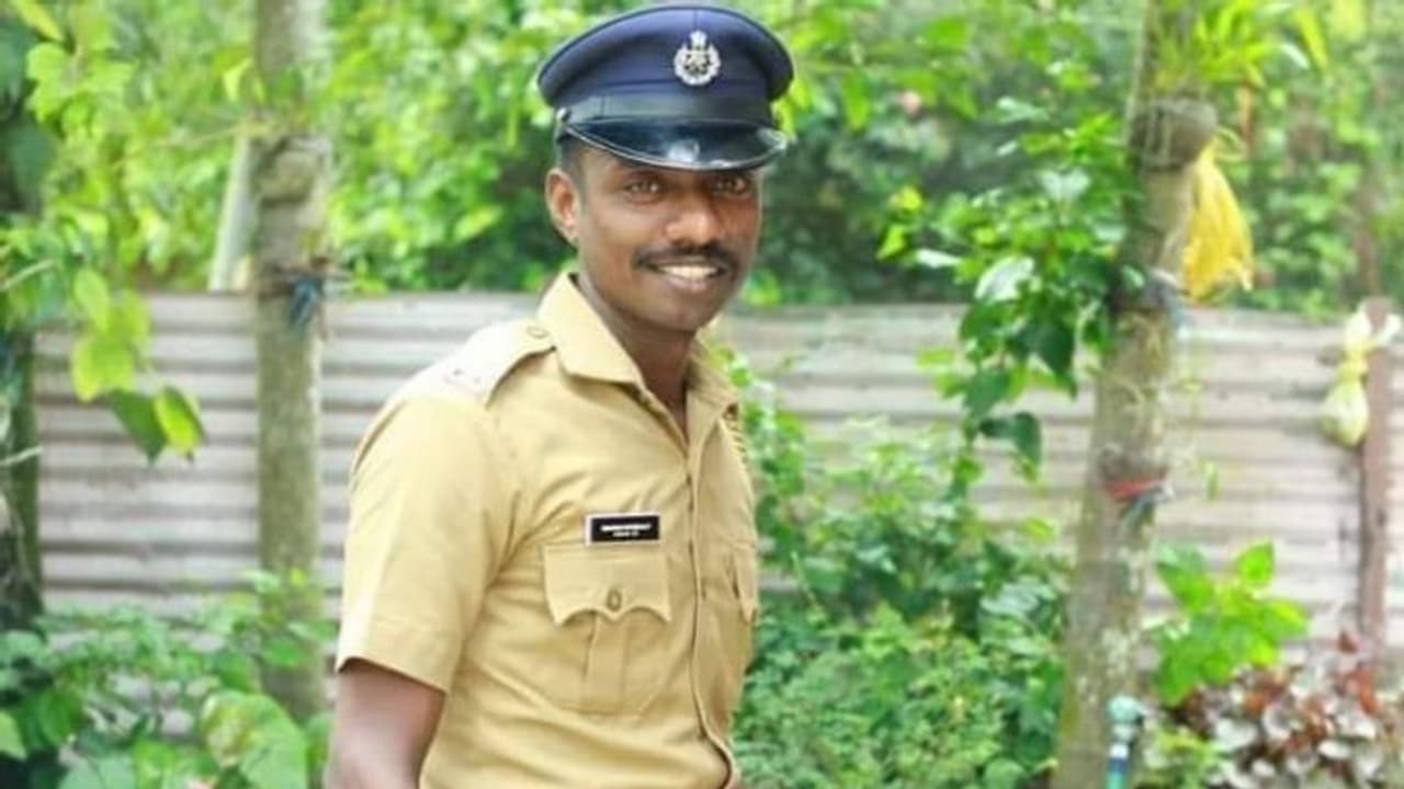 ഉടമയേക്കുറിച്ച് സൂചനകള്‍ മാത്രം, 1.3 ലക്ഷം രൂപയടങ്ങിയ ബാഗ് ഉടമസ്ഥനെ കണ്ടെത്തി നല്‍കി പൊലീസുകാരന്‍