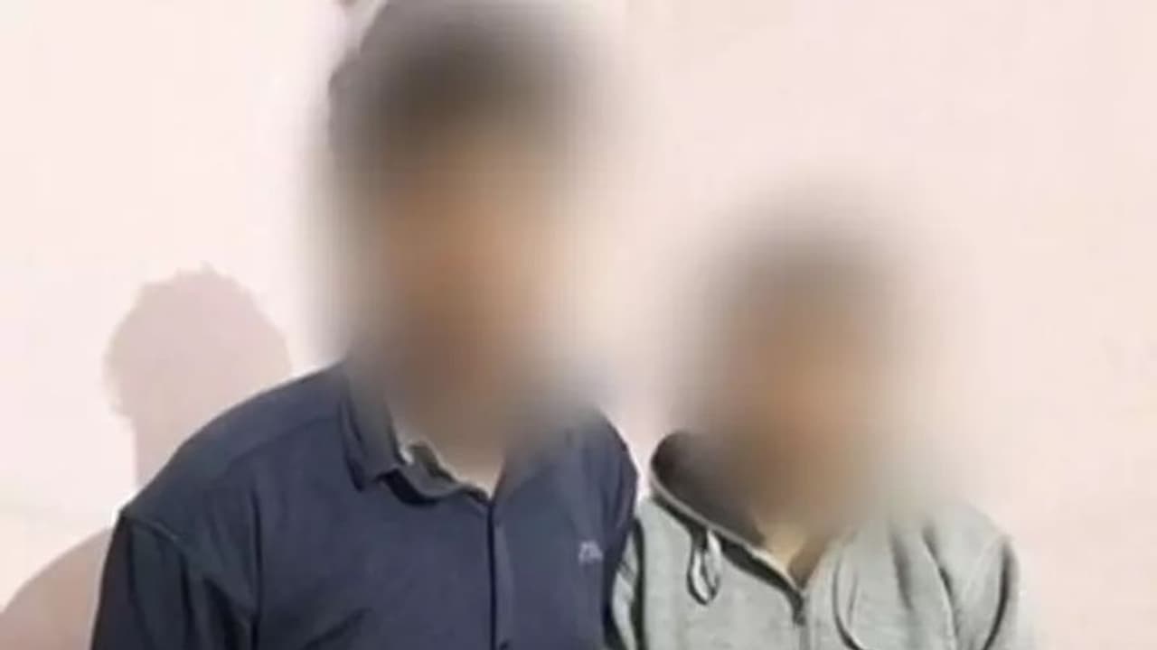 ஆசைவார்த்தை கூறி சிறுவனுடன் உல்லாசம்… கர்ப்பமான கல்லூரி மாணவி போக்சோவில் கைது!! ஆசைவார்த்தை கூறி சிறுவனுடன் உல்லாசம்… கர்ப்பமான கல்லூரி மாணவி போக்சோவில் கைது!!