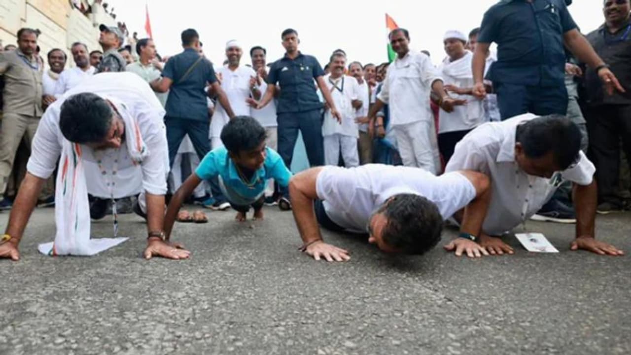  rahul gandhi yatra: ராகுல் காந்தியுடன் போட்டிபோட்டு தண்டால் பயிற்சி எடுத்த காங்கிரஸ் தலைவர்கள்: வைரல் வீடியோ