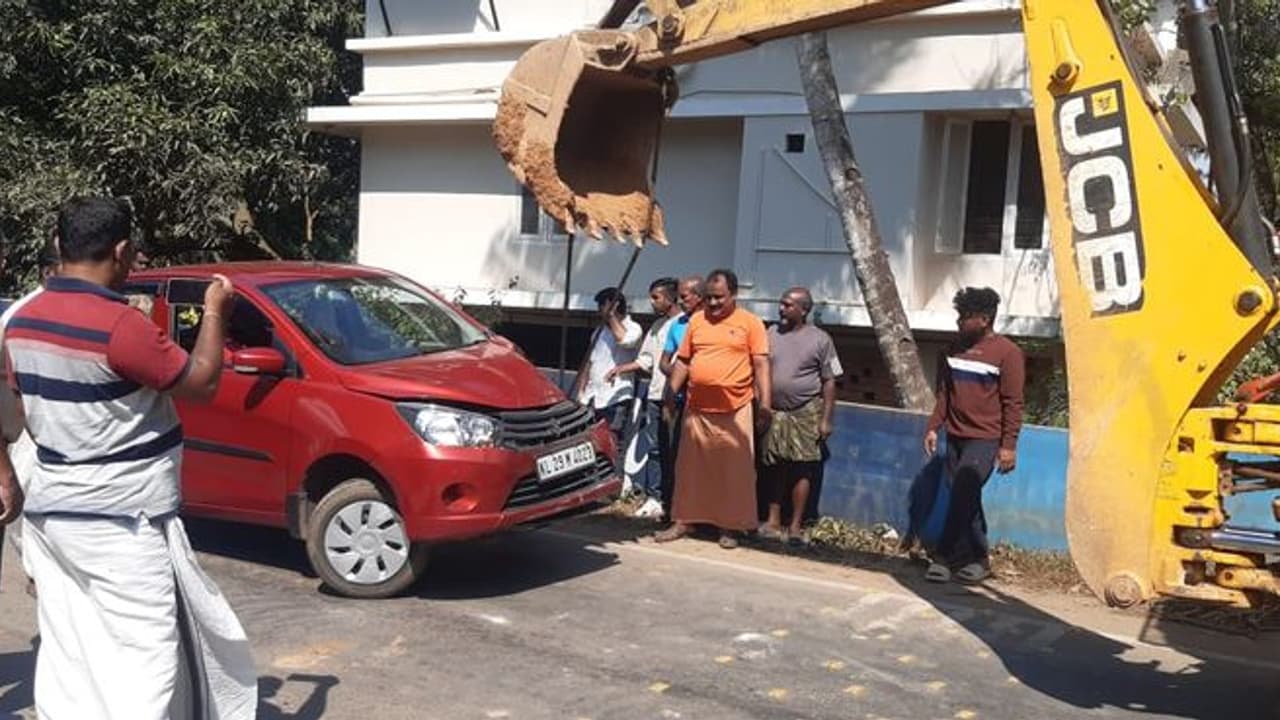 നിയന്ത്രണം തെറ്റിയ കാർ വൈദ്യുതി പോസ്റ്റിൽ ഇടിച്ച് മൂന്നുപേർക്ക് പരിക്ക് നിയന്ത്രണം തെറ്റിയ കാർ വൈദ്യുതി പോസ്റ്റിൽ ഇടിച്ച് മൂന്നുപേർക്ക് പരിക്ക്