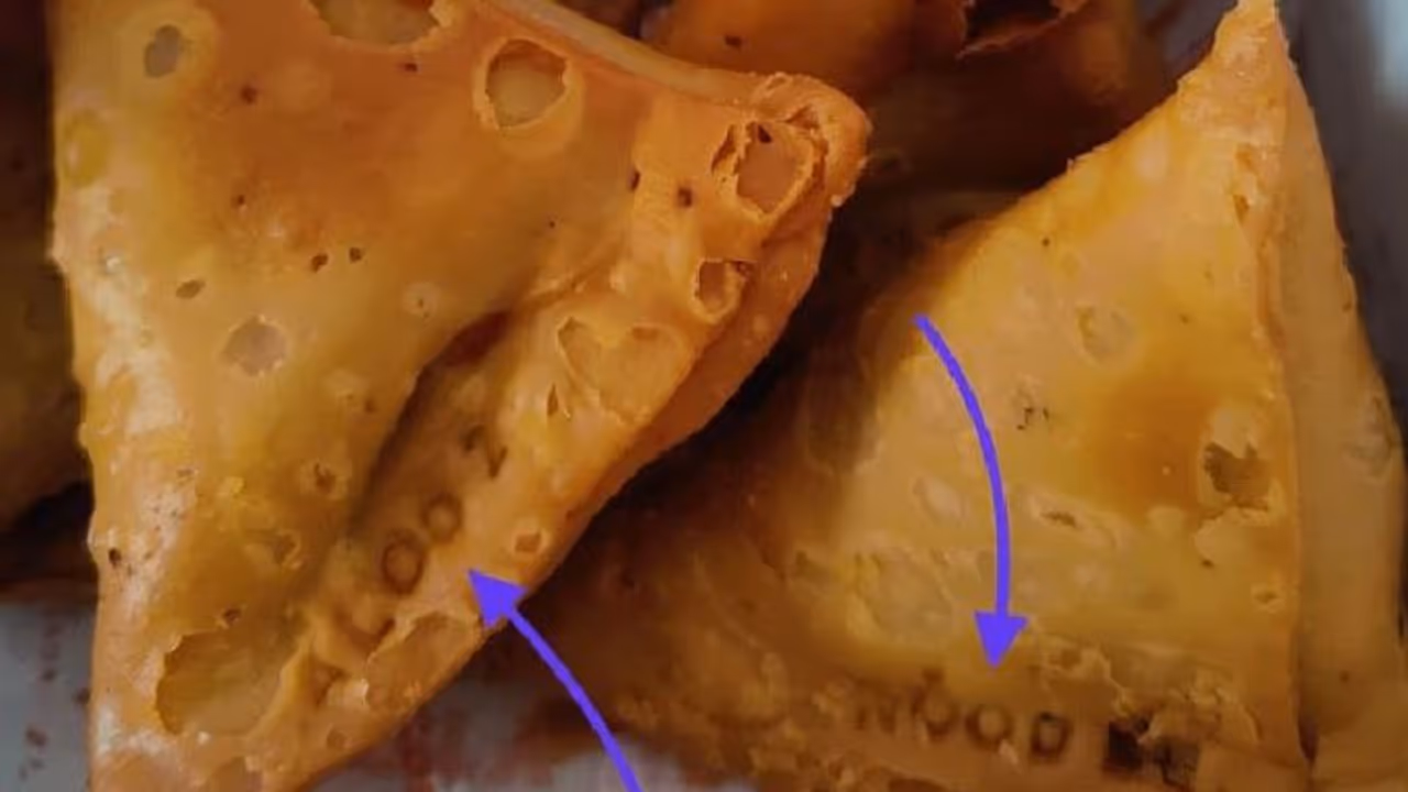 സമൂസയില്‍ എഴുതിയിരിക്കുന്നത് എന്ത്? വൈറലായി ഫോട്ടോ...