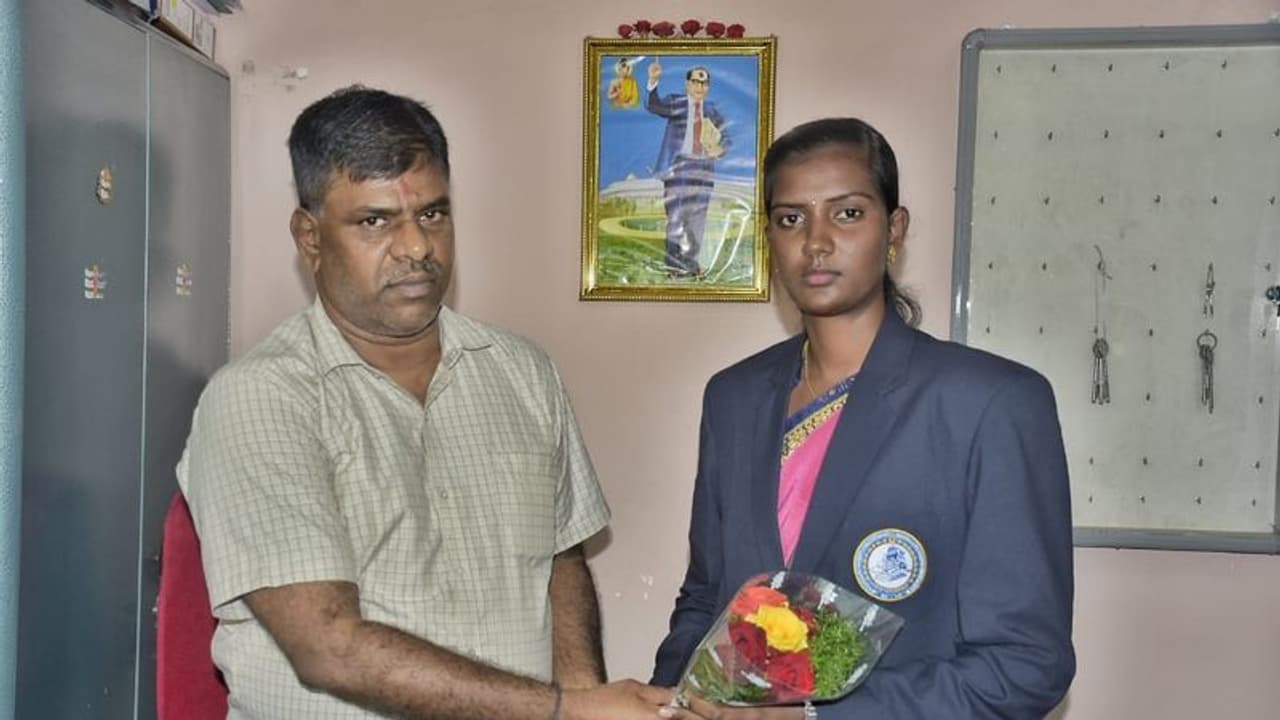 ಒಂದು ದಿನದ ಯುವ ಕ್ರೀಡಾ ಅಧಿಕಾರಿಯಾದ ವಿದ್ಯಾರ್ಥಿನಿ ಒಂದು ದಿನದ ಯುವ ಕ್ರೀಡಾ ಅಧಿಕಾರಿಯಾದ ವಿದ್ಯಾರ್ಥಿನಿ