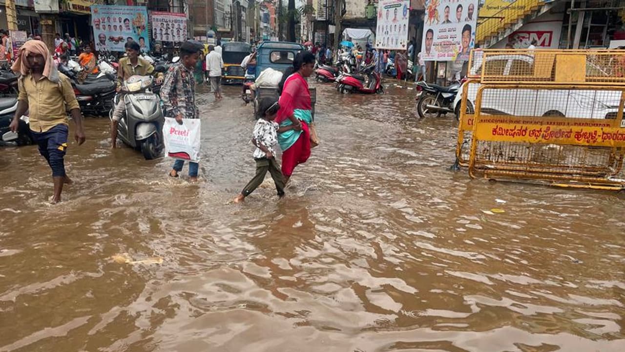 తెలంగాణ వ్యాప్తంగా భారీ వర్షాలు : నల్గొండలో మేకల కాపరి మృతి, పలు జిల్లాల్లో పంటలు ధ్వంసం...