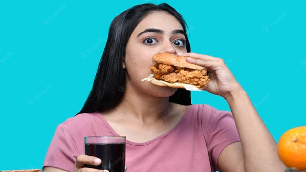 करवा चौथ से पहले और बाद में सेहत के साथ ना करें खिलवाड़, भूलकर भी ना खाएं फूड आइटम करवा चौथ से पहले और बाद में सेहत के साथ ना करें खिलवाड़, भूलकर भी ना खाएं फूड आइटम