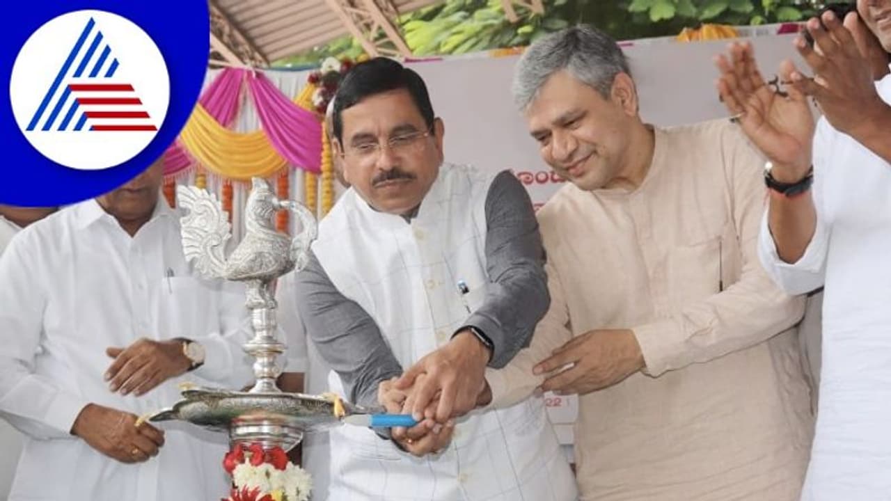 ರೈಲ್ವೆಗೆ ಯುಪಿಎಗಿಂತ ಎನ್ಡಿಎ 3 ಪಟ್ಟು ಹೆಚ್ಚು ಅನುದಾನ ರೈಲ್ವೆಗೆ ಯುಪಿಎಗಿಂತ ಎನ್ಡಿಎ 3 ಪಟ್ಟು ಹೆಚ್ಚು ಅನುದಾನ