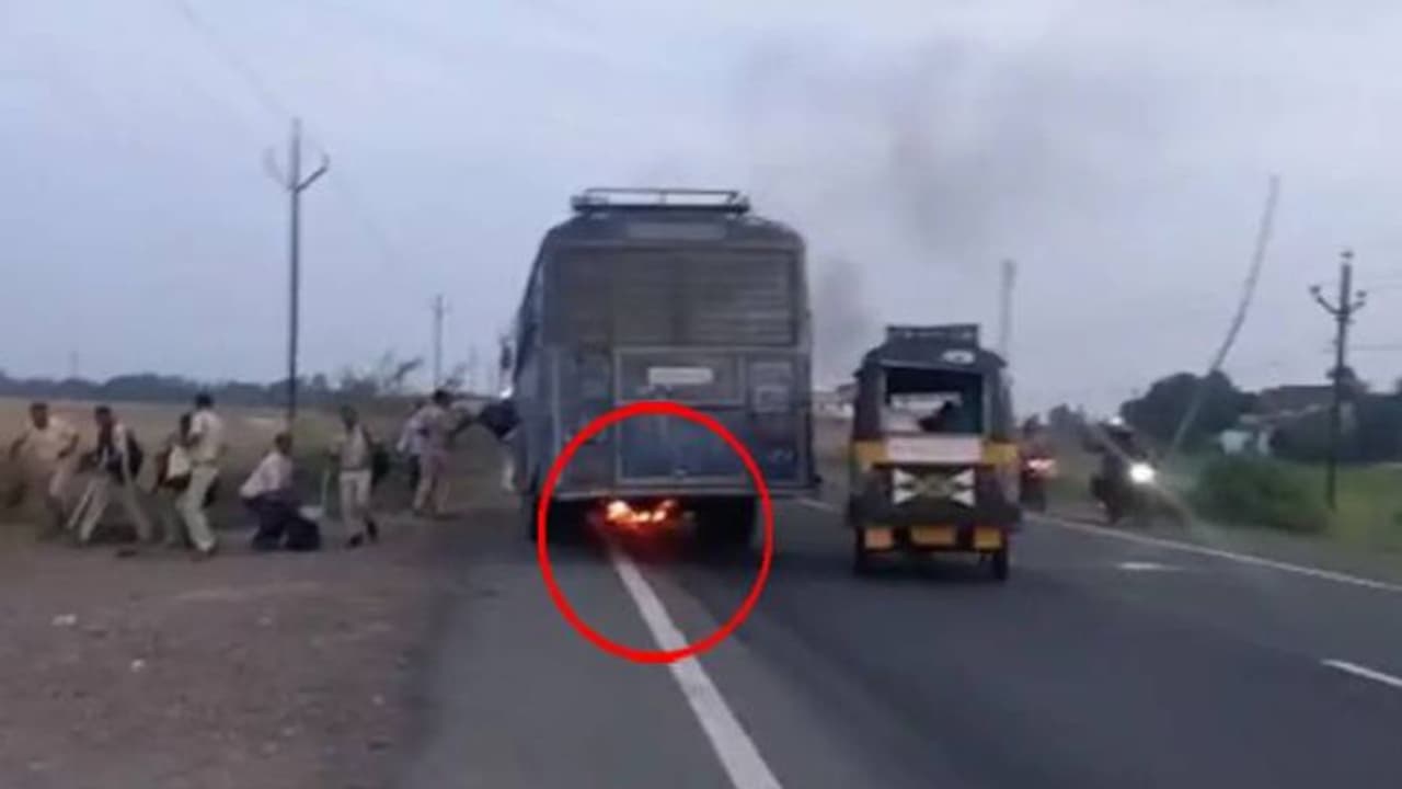 ഇടിച്ച ബസിനടിയിൽപ്പെട്ട ബൈക്ക് യാത്രക്കാരൻ ജീവനോടെ അഗ്നിക്കിരയായി, അപകടത്തിൽ മൂന്ന് മരണം ഇടിച്ച ബസിനടിയിൽപ്പെട്ട ബൈക്ക് യാത്രക്കാരൻ ജീവനോടെ അഗ്നിക്കിരയായി, അപകടത്തിൽ മൂന്ന് മരണം