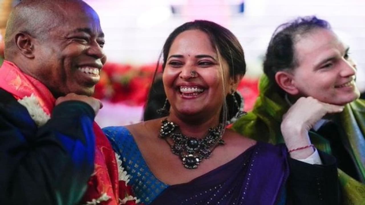 న్యూయార్క్ మేయర్ తో అనసూయ.. ‘పుష్ప’ డైలాగ్ చెబుతూ రచ్చ.. వీడియో వైరల్.! న్యూయార్క్ మేయర్ తో అనసూయ.. ‘పుష్ప’ డైలాగ్ చెబుతూ రచ్చ.. వీడియో వైరల్.!