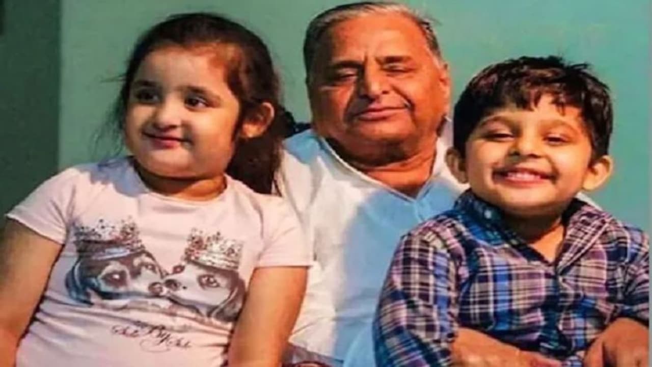 मुलायम सिंह यादव की पोते पोती संग तस्वीर सोशल मीडिया पर हुई वायरल, लिखा विल मिस यू दद्दू मुलायम सिंह यादव की पोते पोती संग तस्वीर सोशल मीडिया पर हुई वायरल, लिखा विल मिस यू दद्दू