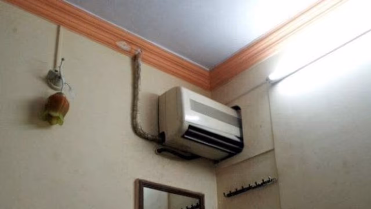 एक AC से दो कमरे को फायदा, जो इस कमरे में रुका वो पूरी रात सुनता रहा.. 'ए गणपत चल दारू ला' 