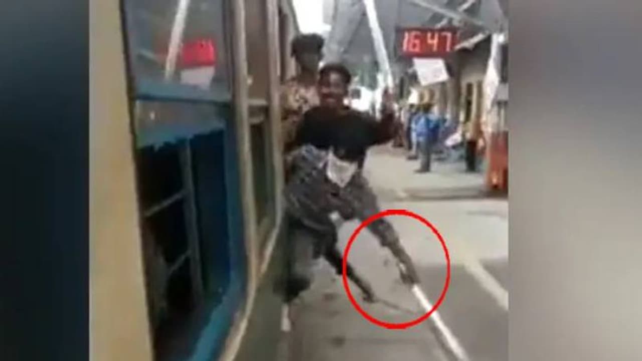 ഓടുന്ന ട്രെയിനിൽ വാളുമായി അഭ്യാസ പ്രകടനം നടത്തി വിദ്യാർത്ഥികൾ, പൊലീസ് പിടിയിൽ വീഡിയോ ഓടുന്ന ട്രെയിനിൽ വാളുമായി അഭ്യാസ പ്രകടനം നടത്തി വിദ്യാർത്ഥികൾ, പൊലീസ് പിടിയിൽ വീഡിയോ