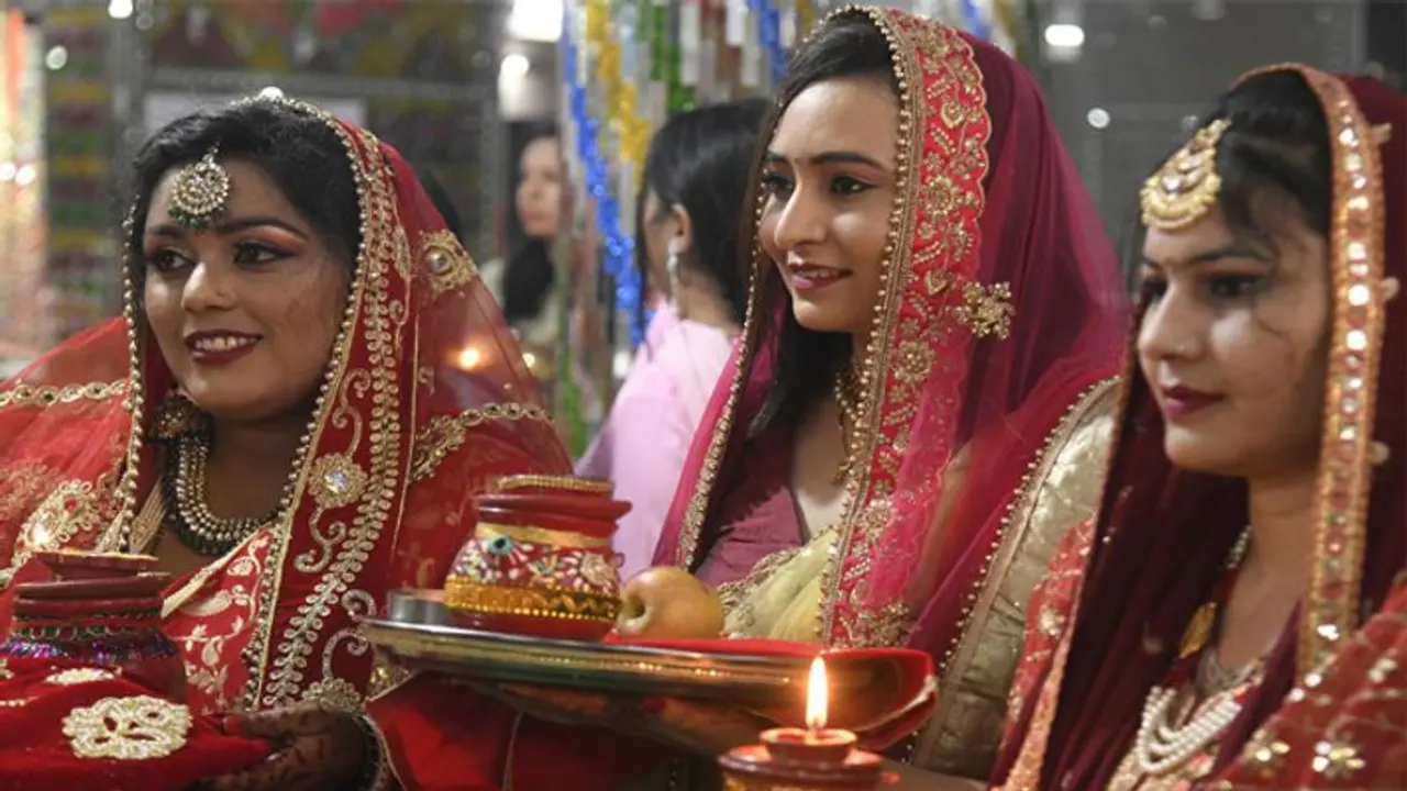 करवा चौथ पर क्यों किया जाता है सोलह श्रृंगार, जाने 1 1 चीज को पहनने का महत्व करवा चौथ पर क्यों किया जाता है सोलह श्रृंगार, जाने 1 1 चीज को पहनने का महत्व