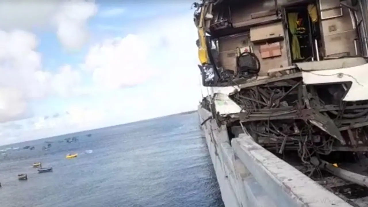 பேருந்துகள் நேருக்கு நேர் மோதல்.. தடுப்பு மீது ஏறி கடலுக்குள் விழும் நிலையில் அந்தரத்தில் தொங்கியதால் பரபரப்பு பேருந்துகள் நேருக்கு நேர் மோதல்.. தடுப்பு மீது ஏறி கடலுக்குள் விழும் நிலையில் அந்தரத்தில் தொங்கியதால் பரபரப்பு